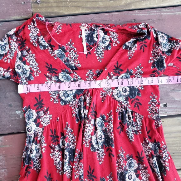 Free People Red Floral Boho Stretchy Speak Easy Tunic Top - Picture 8 of 14